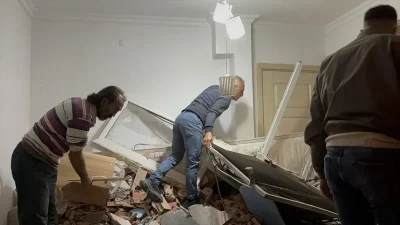 İzmir’de Freni Boşalan Kamyonun Apartmana Çarpması Güvenlik Kamerasında