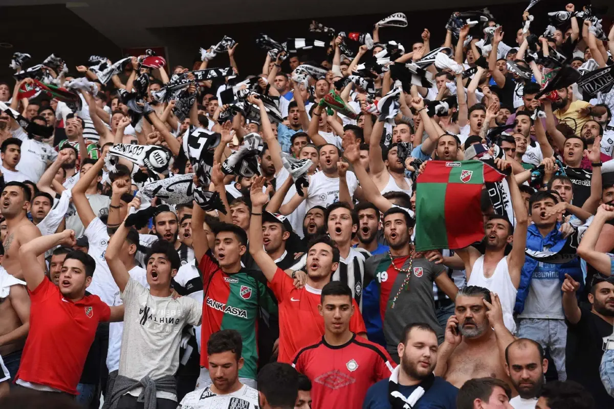 İzmir’in Derbi Heyecanı: Altay ve Karşıyaka 19 Yıl Sonra Alsancak’ta Karşılaşacak