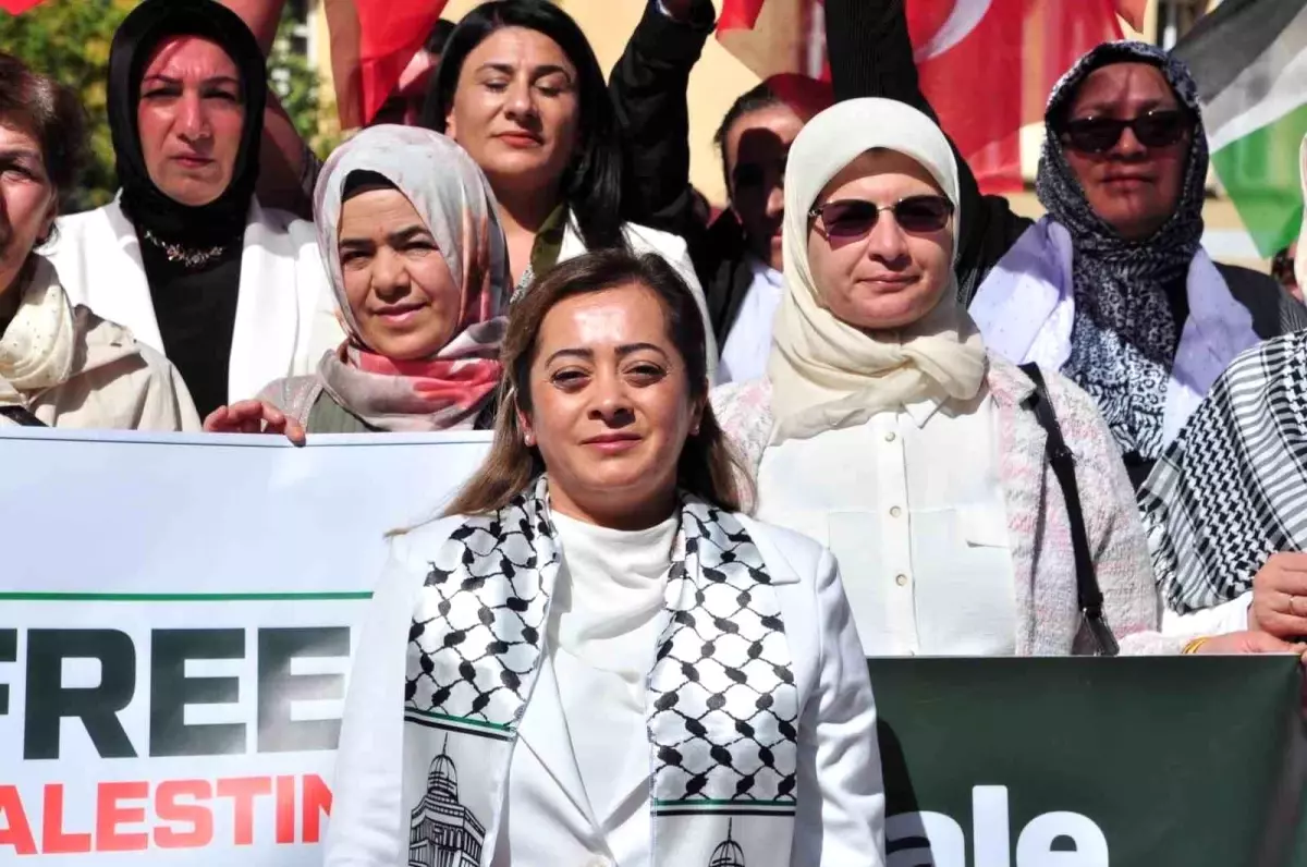 Kars’ta Gazze İçin Sessiz Zincir Oluşumu Gerçekleştirildi
