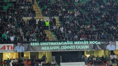 Konyaspor Maçında Anlamlı Anlar: Kaza Geçiren Öğretmen ve Çocuklarıyla Birlikte Stadyumda