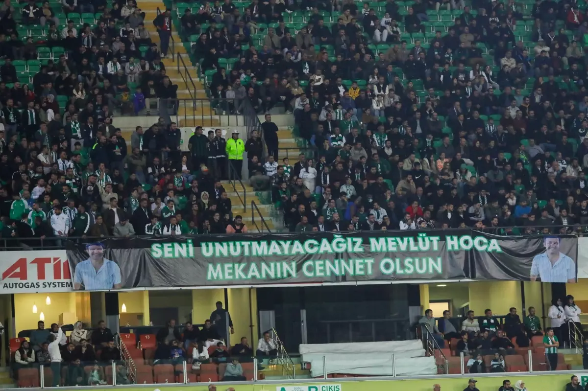 Konyaspor Maçında Anlamlı Anlar: Kaza Geçiren Öğretmen ve Çocuklarıyla Birlikte Stadyumda