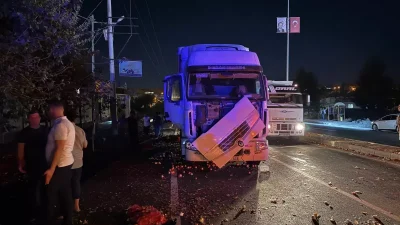 Kozluk’ta TIR Kazası Güvenlik Kamerasında Anbean Kaydedildi