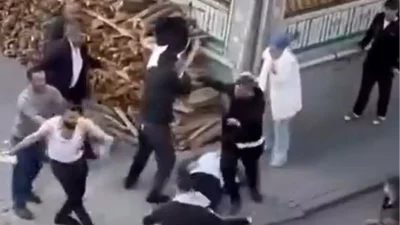 Küçükçekmece’de Bıçaklı ve Sopalı Çatışma Anları Güvenlik Kamerasında