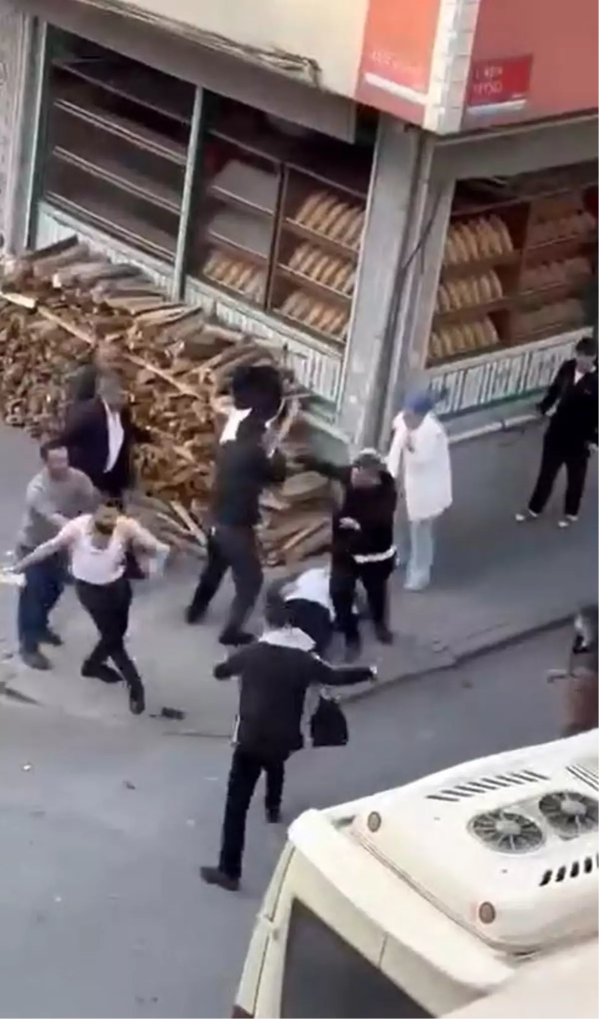 Küçükçekmece’de Bıçaklı ve Sopalı Çatışma Anları Güvenlik Kamerasında