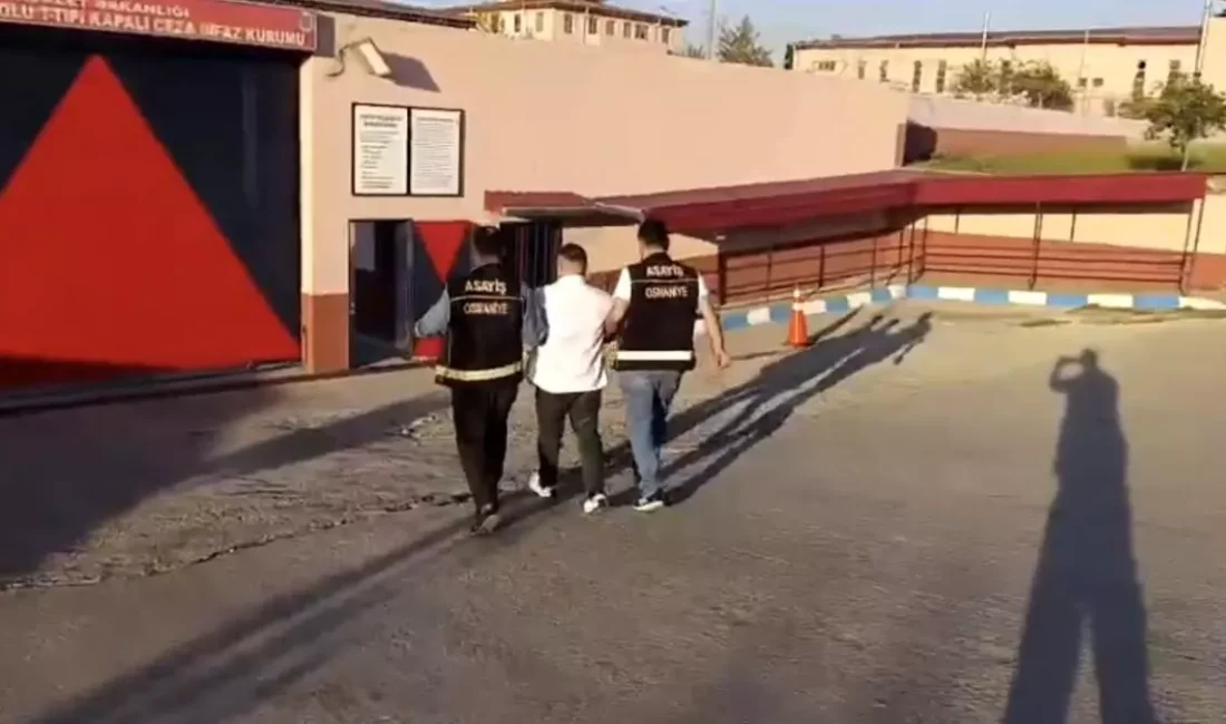 Osmaniye'de deprem sonrası otomobil