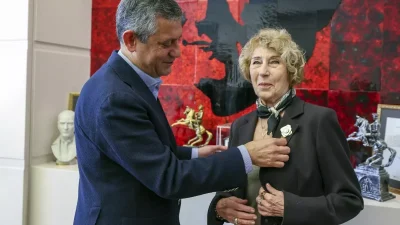 Özgür Özel ve Ayşe Kulin’in Samimi Ziyareti ve Kulin’in Hayat Hikayesi