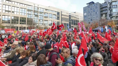 Özgür Özel’den Brüksel’de Halkla Buluşma: Demokrasi ve Dayanışma Vurgusu