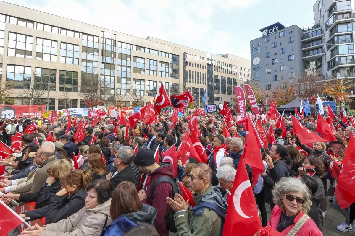 Özgür Özel’den Brüksel’de Halkla Buluşma: Demokrasi ve Dayanışma Vurgusu