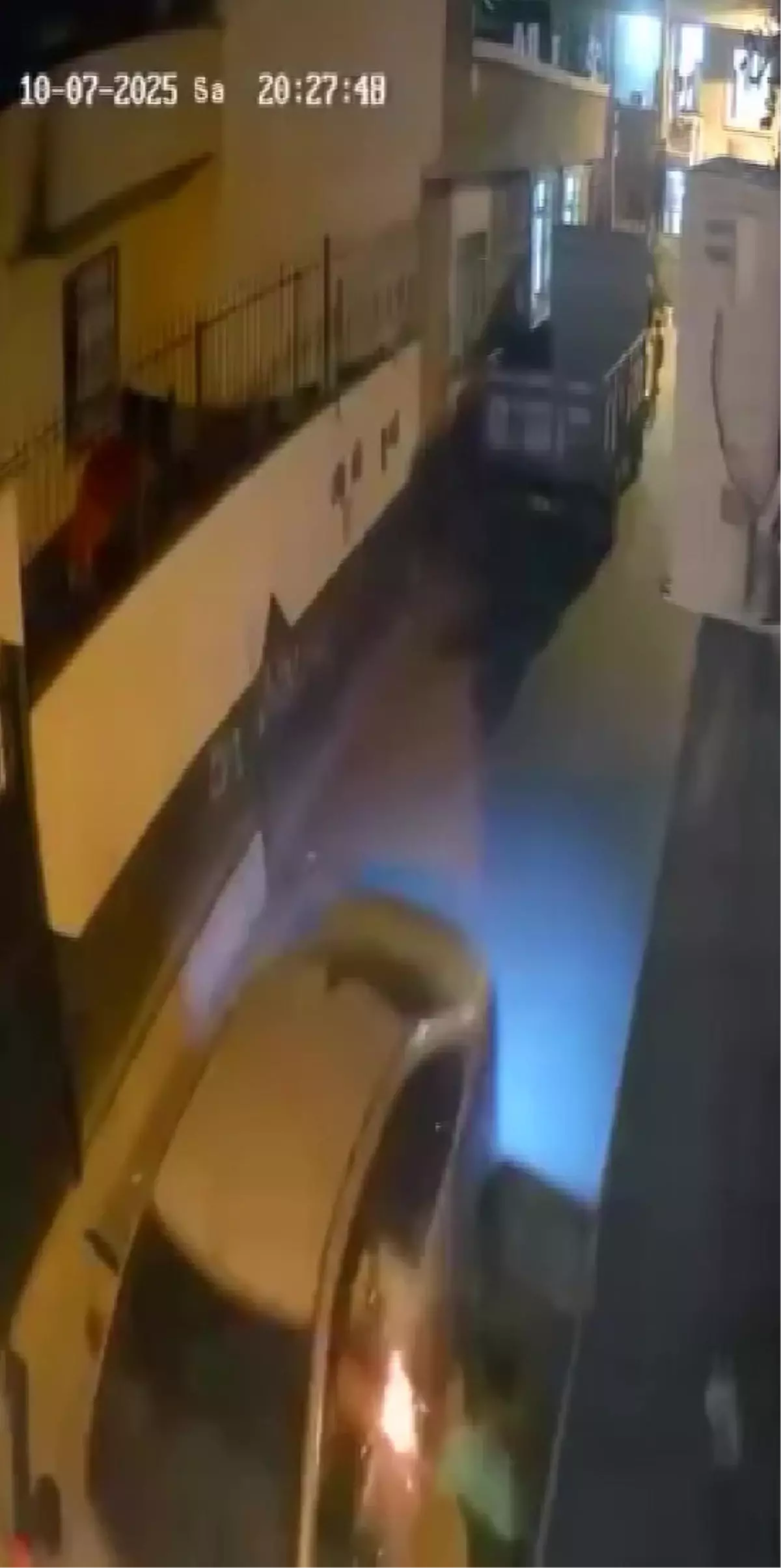 Polis Kılığına Girmiş Şüphelinin Ateş Eden Anları Kamerada
