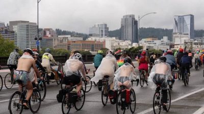 Portland’da Yağmurlu Günde Çıplak Bisikletli Protesto Düzeni