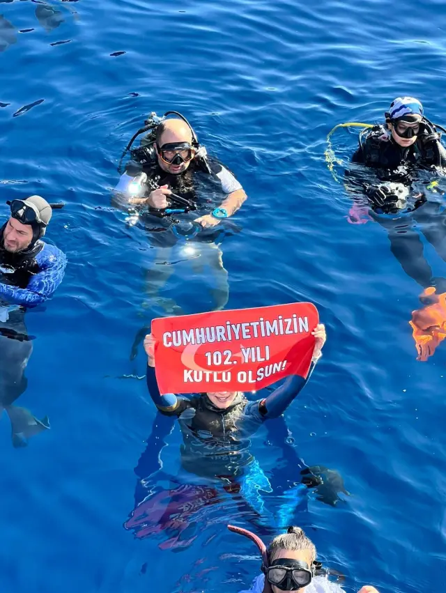 Serbest dalışın ulusal ve uluslararası arenadaki temsilcisi Şahika Ercümen, bu kez Gazze'ye destek vermek amacıyla Antalya'nın Kaş ilçesinde unutulmaz bir etkinlik gerçekleştirdi.