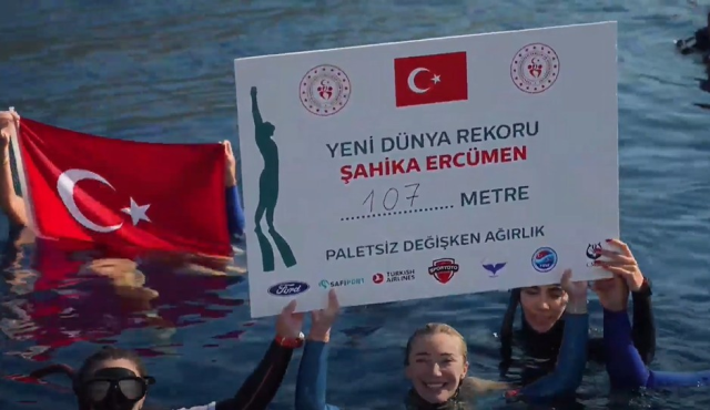 Serbest dalışın ulusal ve uluslararası arenadaki temsilcisi Şahika Ercümen, bu kez Gazze'ye destek vermek amacıyla Antalya'nın Kaş ilçesinde unutulmaz bir etkinlik gerçekleştirdi.