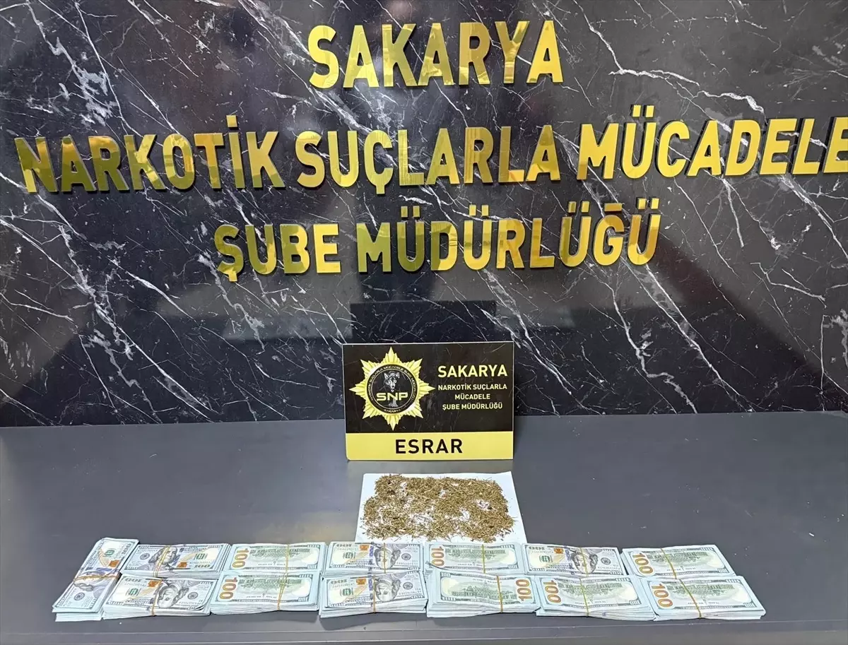Sakarya’daki Uyuşturucu ve Hırsızlık Operasyonunda Çalıntı Dolarlar Ele Geçirildi
