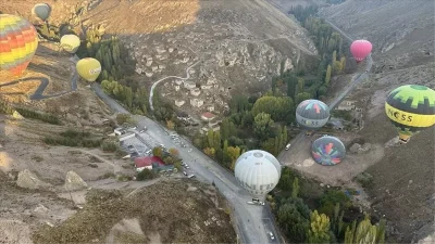 Soğanlı Vadisi’nde Hava Sporları Rüzgarı: Balonlar ve Paramotorlar Gökyüzünde Buluştu