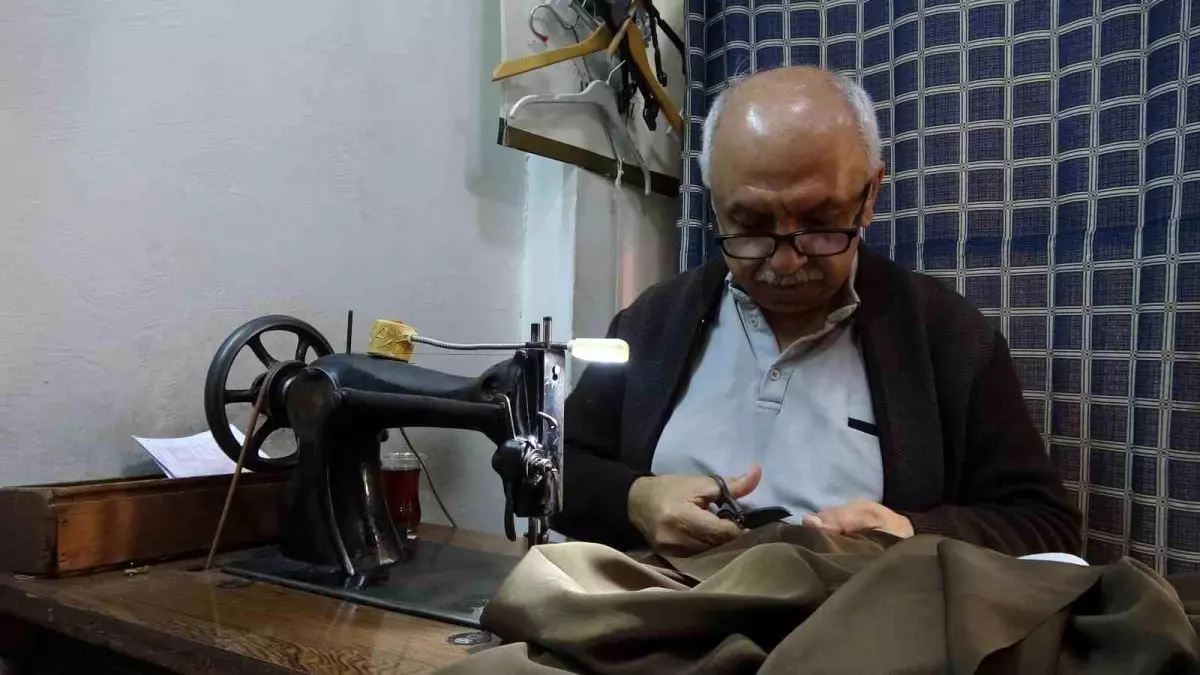 Yarım Asırlık Terzilik Serüveni ve 1950 Model Makinesiyle Günümüzülere Meydan Okuyan Usta