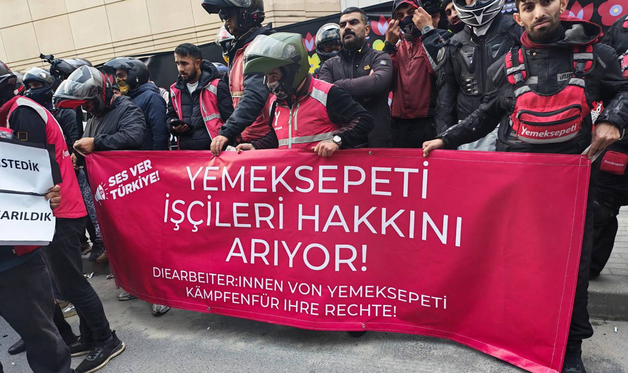 Yemek Sepeti'nin İstanbul ofisi önünde gerçekleşen gösterilerle kuryelerin sesleri duyuruldu
