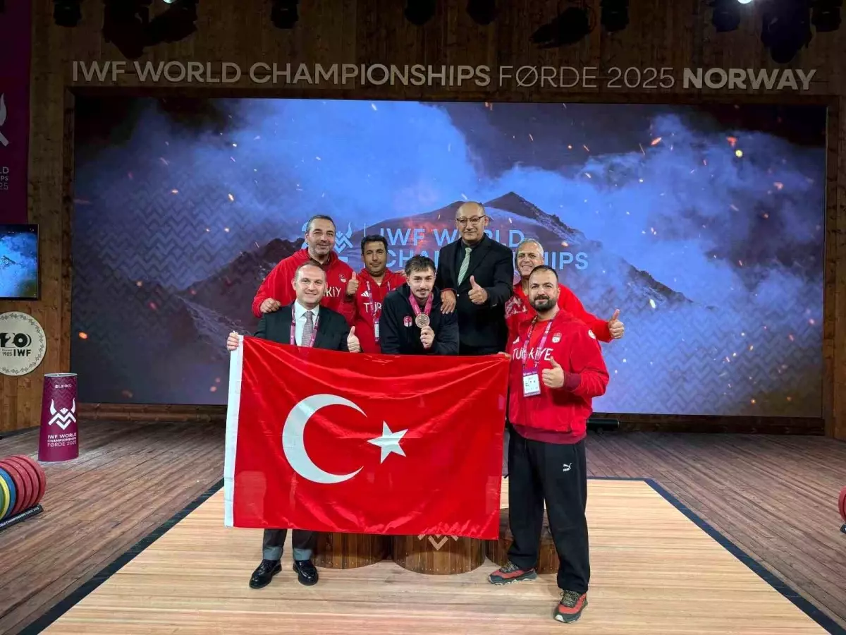 Yusuf Fehmi Genç, Dünya Halter Şampiyonasında Bronz Madalya Kazandı