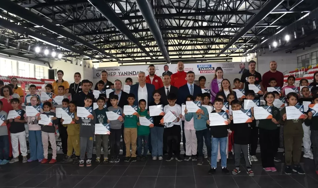 Adana'da yüzme kurslarını tamamlayan