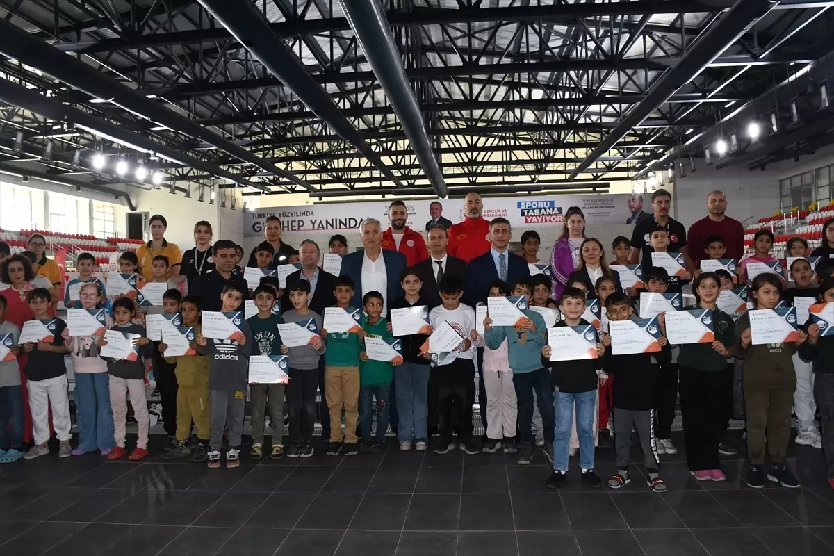 Adana’da Yüzme Kurslarını Tamamlayan Öğrencilere Sertifika Töreni