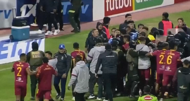 Bolivya Kupası Çeyrek Finalinde Skandal Yaşandı: Sahada Kavga ve Kırmızı Kartlar