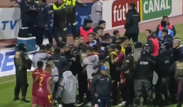 Bolivya Kupası Çeyrek Finalinde Skandal Yaşandı: Sahada Kavga ve Kırmızı Kartlar