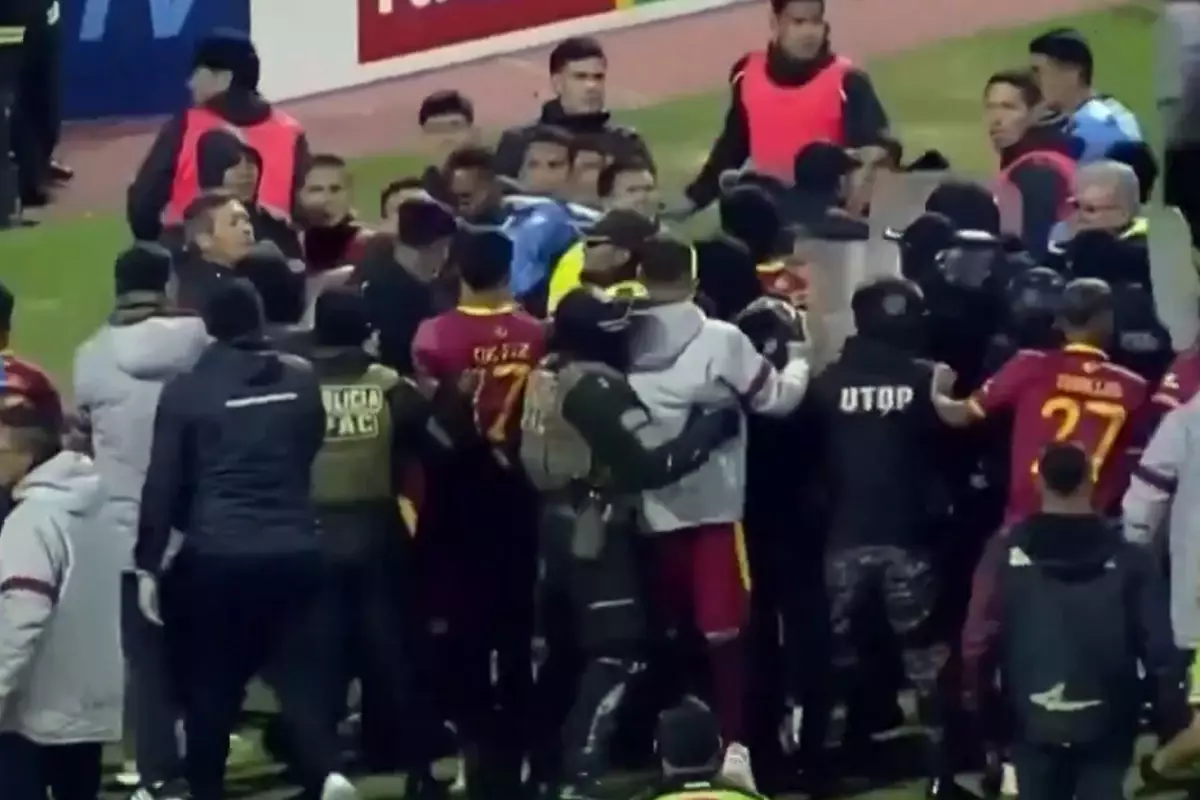 Bolivya Kupası Çeyrek Finalinde Skandal Yaşandı: Sahada Kavga ve Kırmızı Kartlar