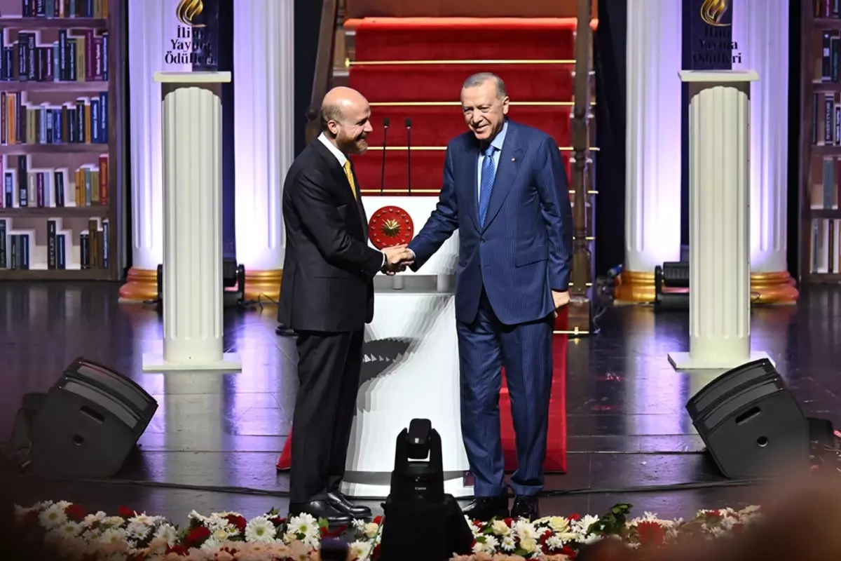 Erdoğan ve Bilal Erdoğan Arasındaki Samimi Anlar ve 2025 İlim Yayma Ödülleri Taşları