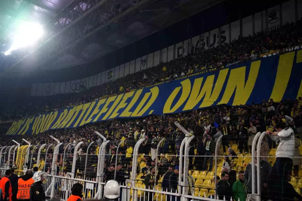 Fenerbahçe-Ferencvaros Maçı Sonrası Pankartla Mesaj Verildi