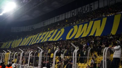 Fenerbahçe ve Ferencvaros Maçında Gözler Kale Arkasında Açılan Pankarta Çevrildi
