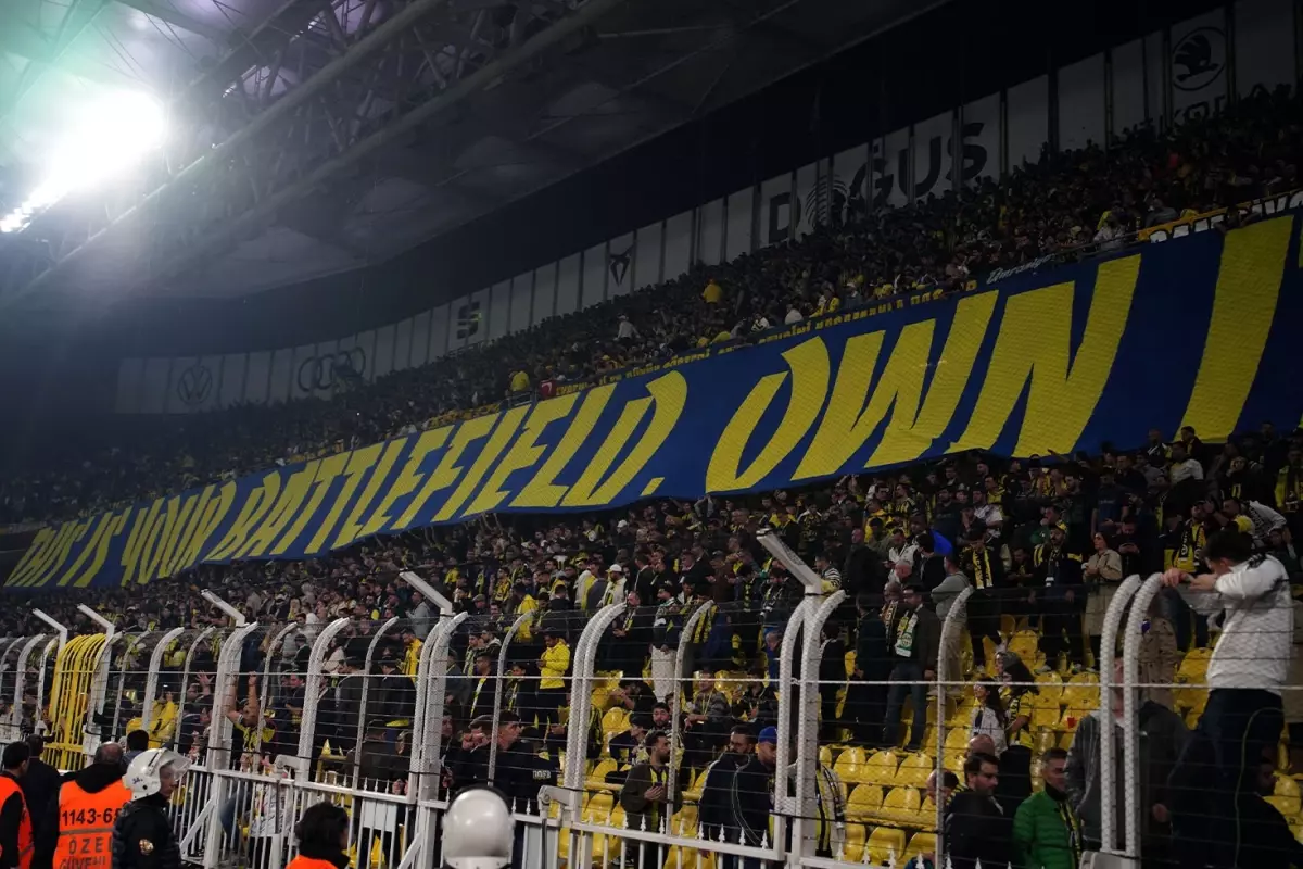 Fenerbahçe ve Ferencvaros Maçında Gözler Kale Arkasında Açılan Pankarta Çevrildi