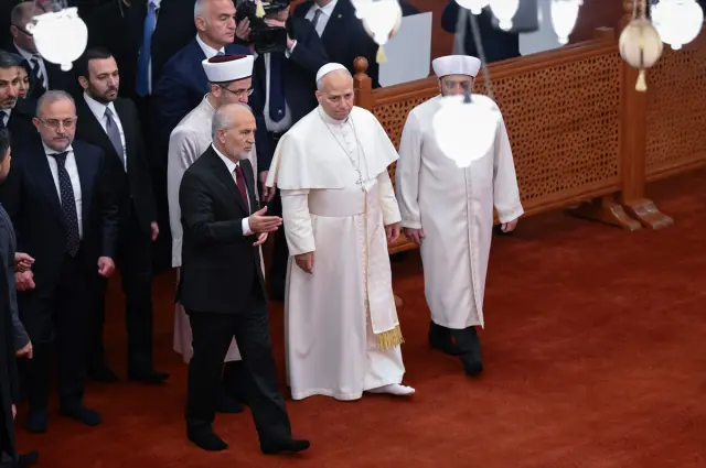 Sultanahmet Camii’nde Ve Ayakkabısını Çıkardı
