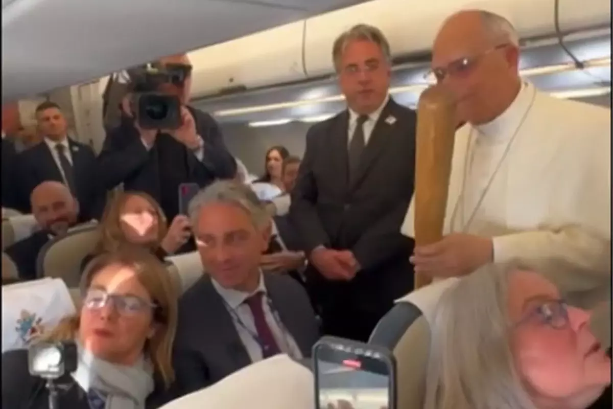 Papa XIV. Leo’ya Eski Bir Beyzbol Sopa Hediye Edildi