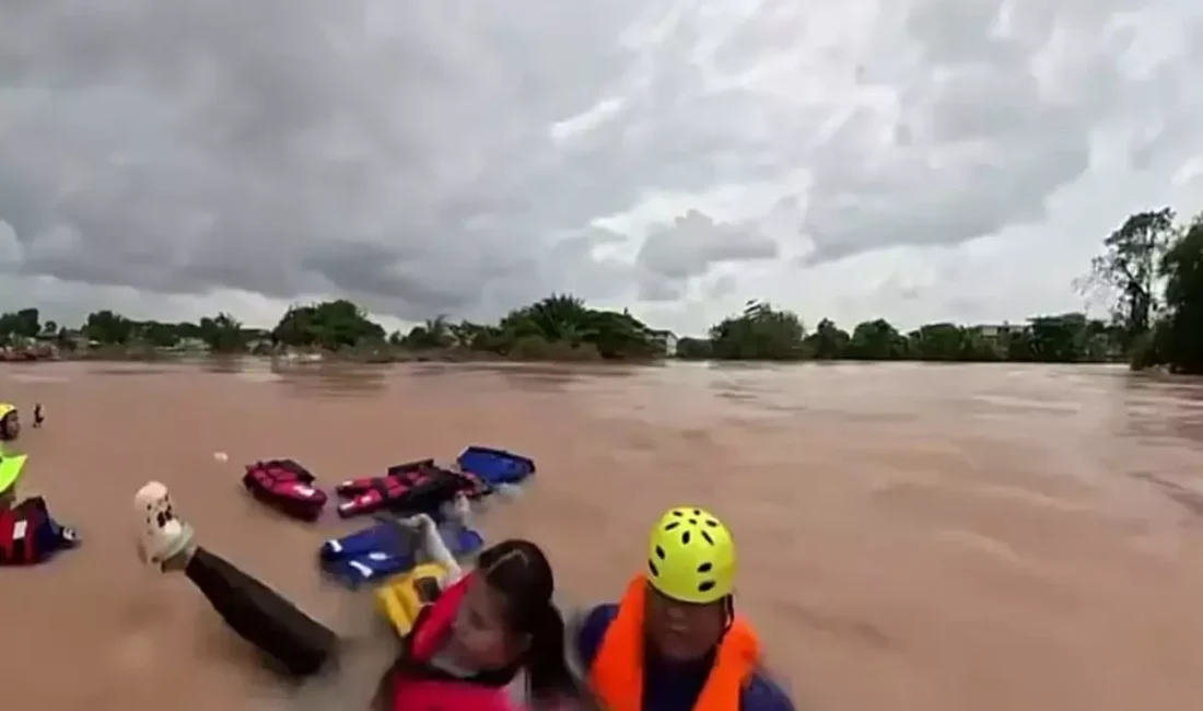 Tayland'da sel surları ve