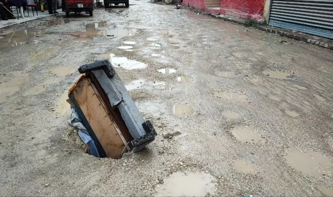 Adana'daki çöken yol ve