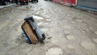 Adana’daki Çöken Yolda Esnafın Kendi Önlemi Şaşırtıyor