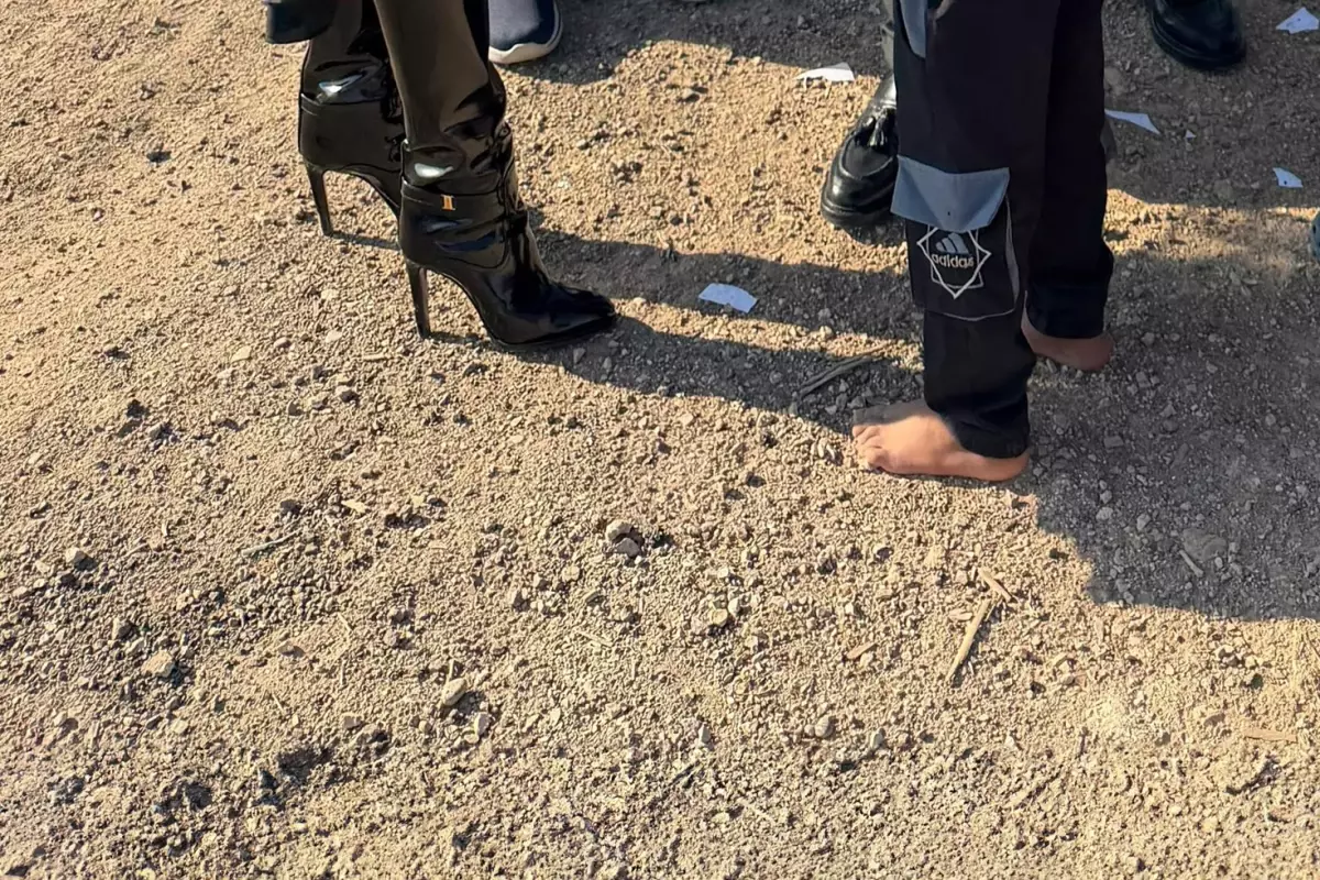 Adana’daki Sosyal Ziyaret Tartışma Yarattı: Lüks Çizmeler ve Çocuklar