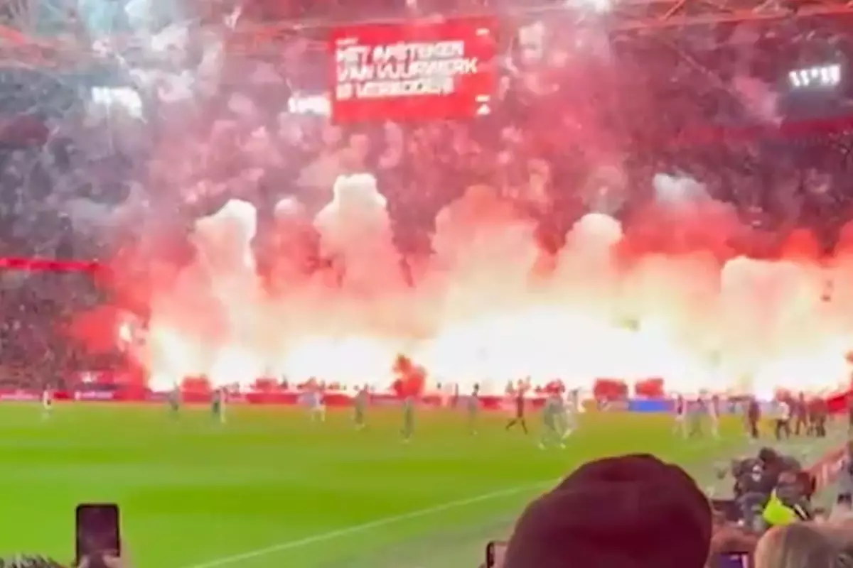 Ajax-Groningen Maçında Taraftarların Sıra Dışı Gösterisi ve Olaylar