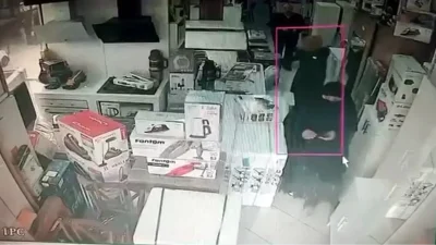 Avcılar’da Hırsızlık Anı Güvenlik Kamerasına Yansıdı: Kadınlar Çanta İçine Saklayıp Çaldılar