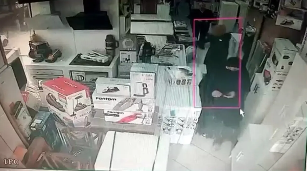 Avcılar’da Hırsızlık Anı Güvenlik Kamerasına Yansıdı: Kadınlar Çanta İçine Saklayıp Çaldılar