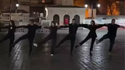 Ayasofya Önünde Yapılan Sirtaki Gösterisi Sosyal Medyada Gündem Oldu