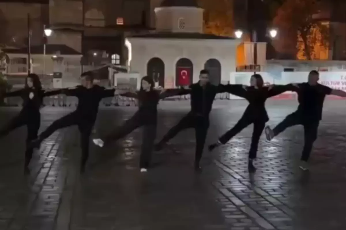 Ayasofya Önünde Yapılan Sirtaki Gösterisi Sosyal Medyada Gündem Oldu