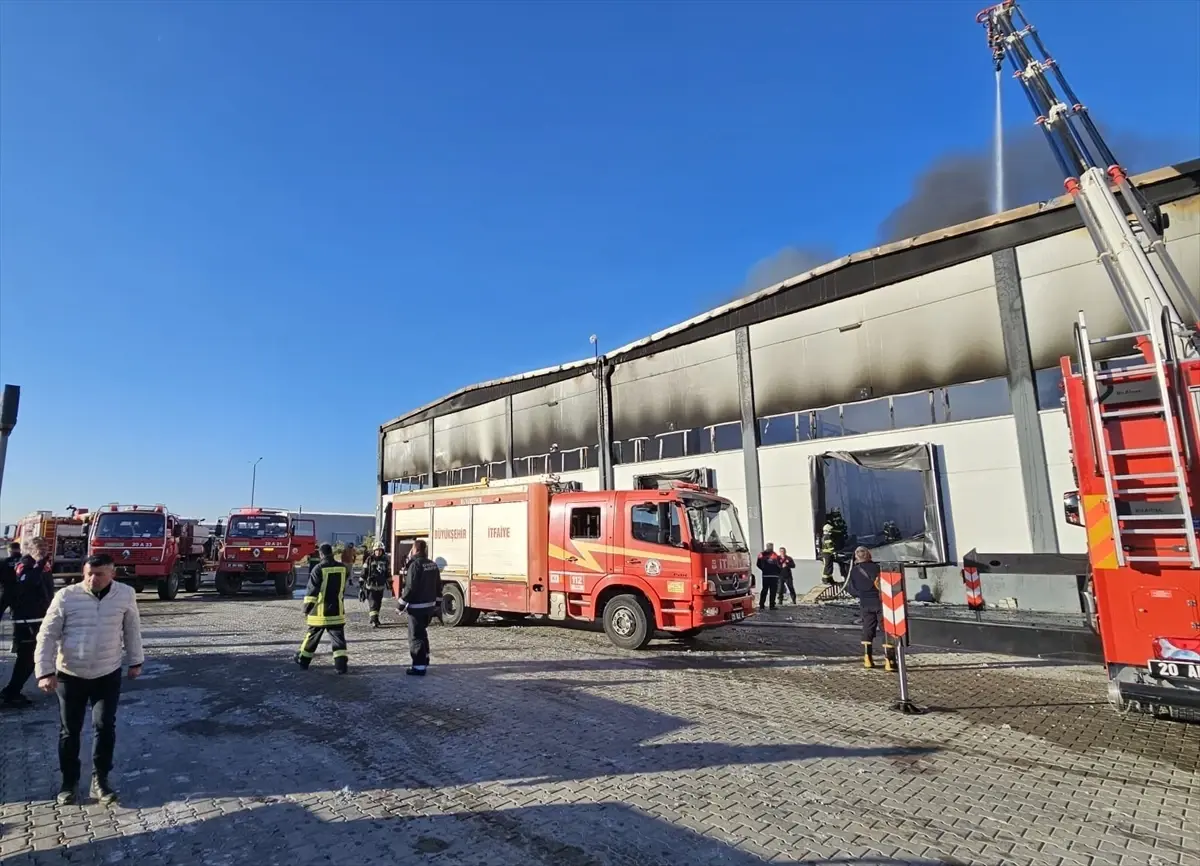 Denizli Çardak’ta Filtre Fabrikası Yangını Kontrollü Şekilde Söndürüldü