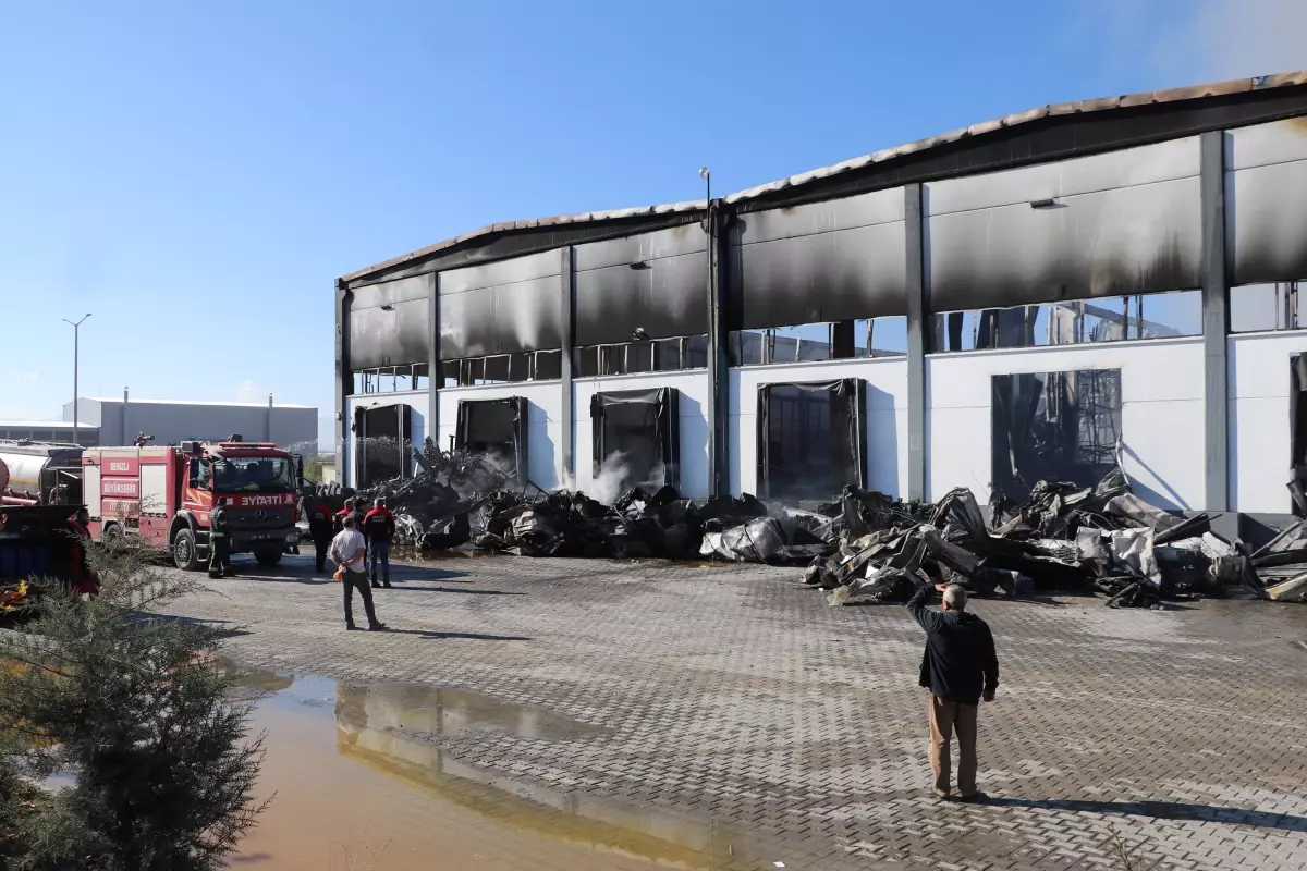 Denizli’de Organize Sanayi Bölgesinde Büyük Filtre Fabrikası Yangını Söndürüldü