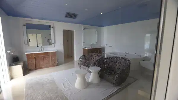 Amerika Birleşik Devletleri Temsilciler Meclisi Gözetim Komitesi, Jeffrey Epstein’ın Karayipler’deki özel adasında çekilmiş yeni fotoğraf ve videoları kamuoyu ile paylaştı. Bu görseller, Epstein’ın yıllarca devam eden suç ağına ilişkin daha önce hiç yayınlanmamış detayları gözler önüne seriyor. Görüntülerde, adadaki tesislerin iç mekanları ve çeşitli odalar ayrıntılı biçimde gösteriliyor. Bir odada duvarlarda maskeler bulunan, dişçi koltuğunu andıran bir düzenek dikkat çekiyor. Başka bir odada ise isimlerin yer aldığı sabit telefonlar bulunuyor. Özellikle Darren, Rich, Mike, Patrick ve Larry isimleri öne çıkıyor.