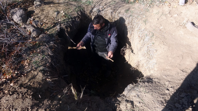 Erciş'teki Tarihi Mezarlık Definecilerin Tahribatına Uğradı