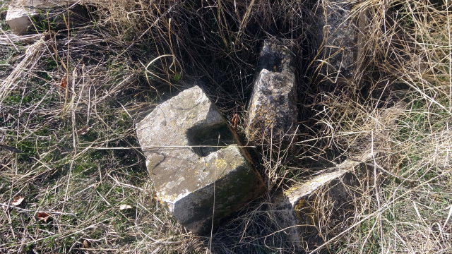 Erciş'teki Tarihi Mezarlık Definecilerin Tahribatına Uğradı