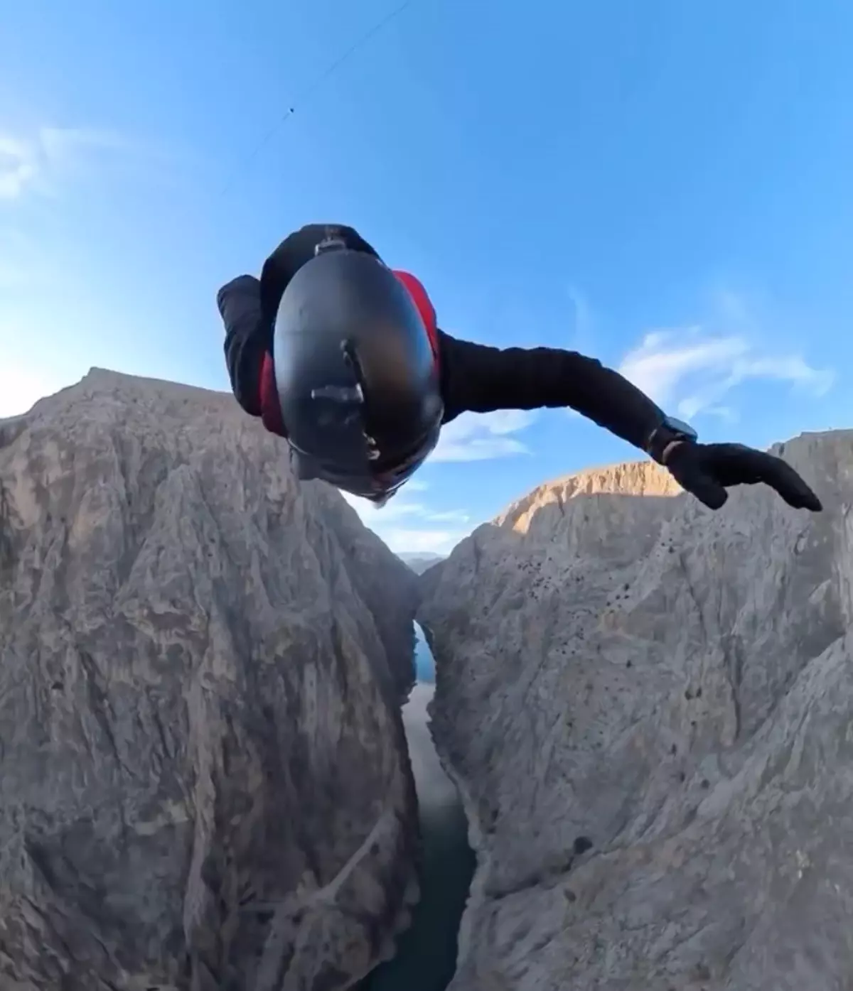 Erzincan Kemaliye’de Adrenalin Dolu Base Jump Gösterisi