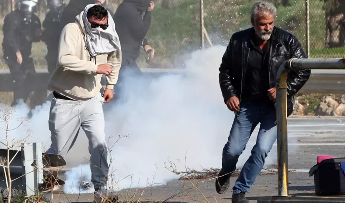 Girit'te çiftçiler Pisti işgal