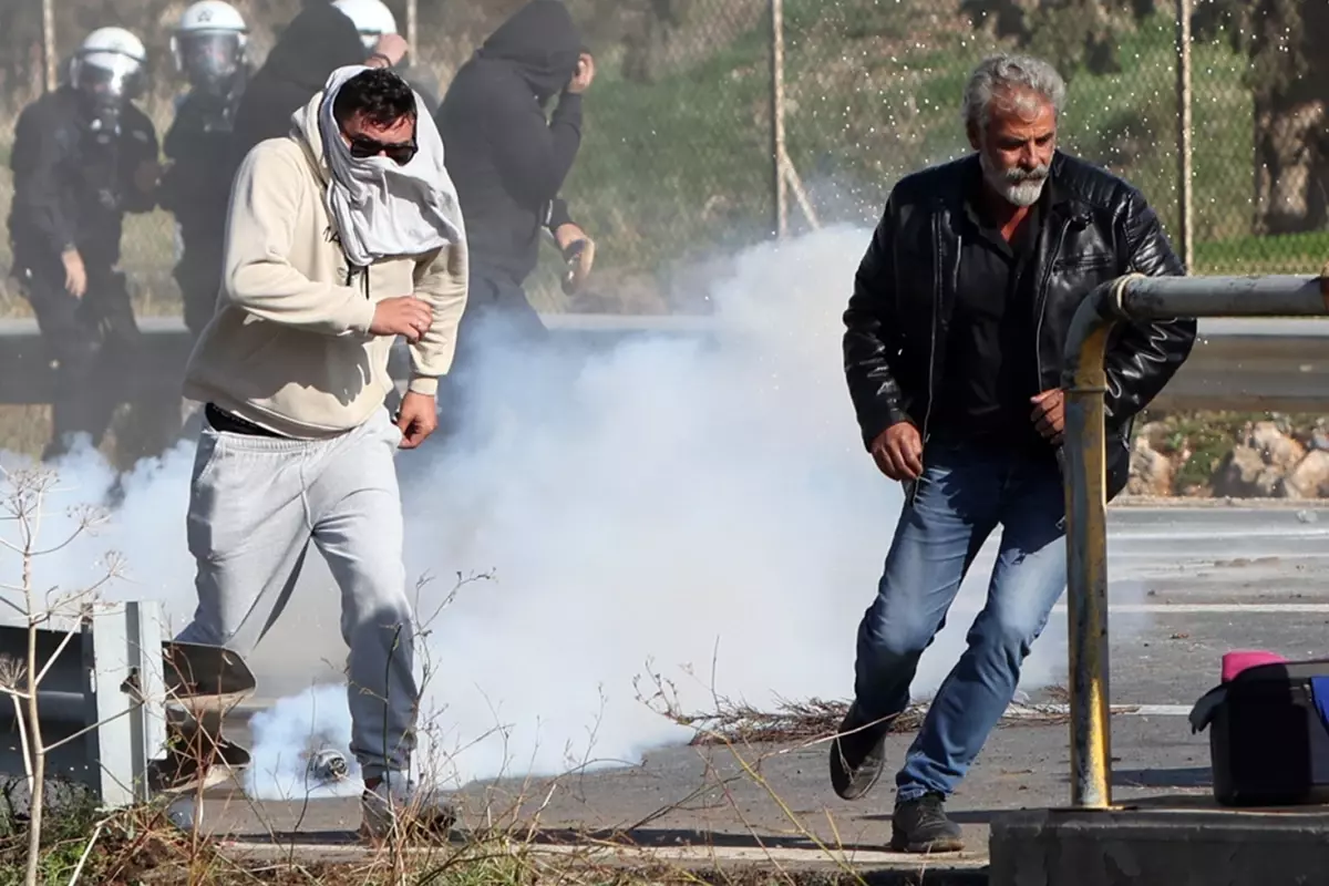 Girit’te Çiftçiler Pisti İşgal Etti: Havalimanı Uçuşlara Kapatıldı