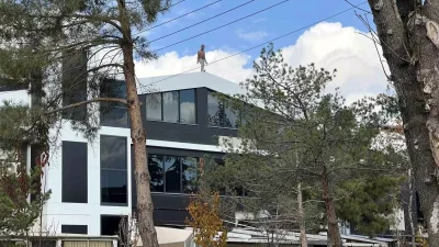 İşçi Alacağını Alamayınca Çatıya Çıkarak İntihar Girişiminde Bulundu